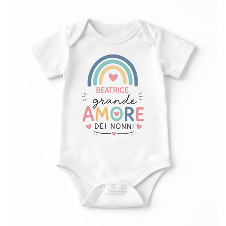 Body neonato bianco con arcobaleno e scritta BEATRICE: grande amore dei nonni