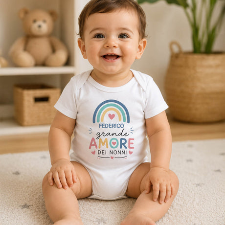 Body neonato bianco con arcobaleno e scritta FEDERICO, grande amore dei nonni