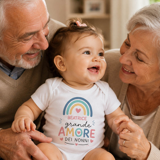 Body neonato bianco con arcobaleno e scritta BEATRICE: grande amore dei nonni