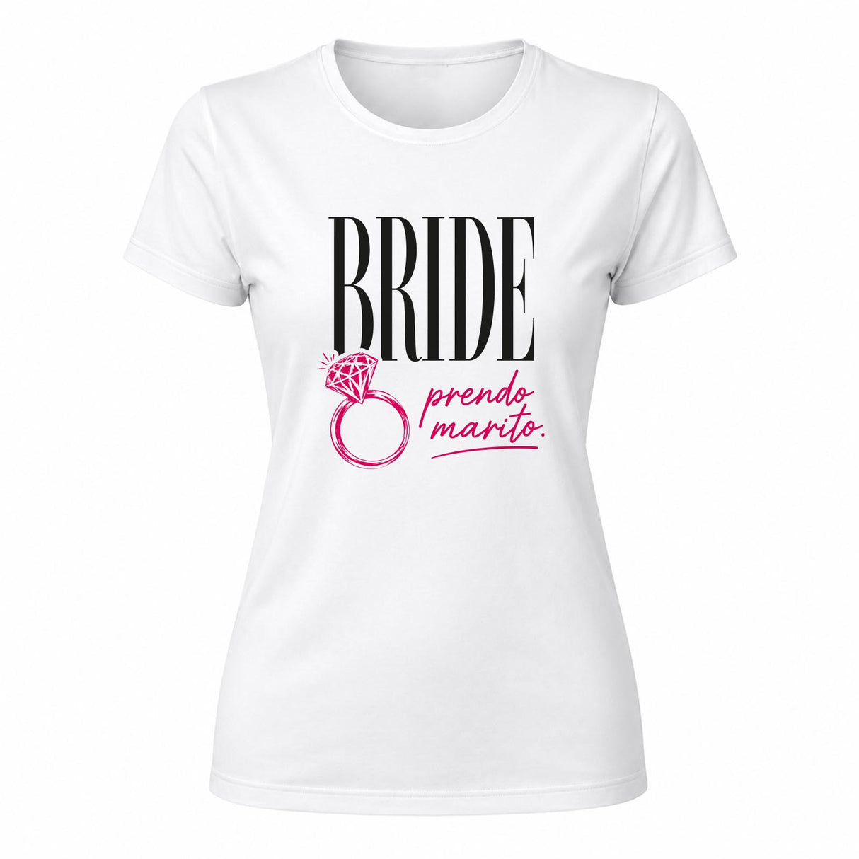 T-shirt bianca da sposa con stampa BRIDE e testo rosa “prendo marito”.