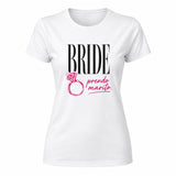 T-shirt bianca da sposa con stampa BRIDE e testo rosa “prendo marito”.