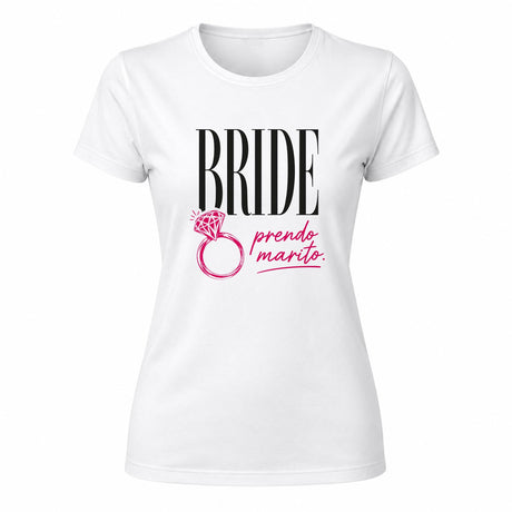 T-shirt bianca da sposa con stampa BRIDE e testo rosa “prendo marito”.