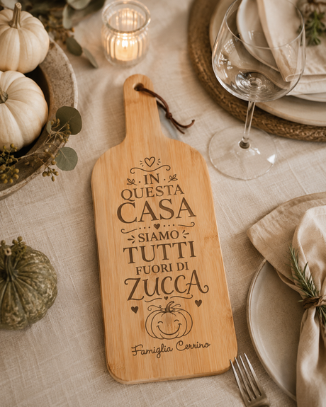 Tagliere di legno con gancio e scritta “In questa casa siamo tutti fuori di zucca”