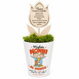 Vaso conico bianco con muschio verde e fiore in legno con dedica Nonni Cesare e Camilla