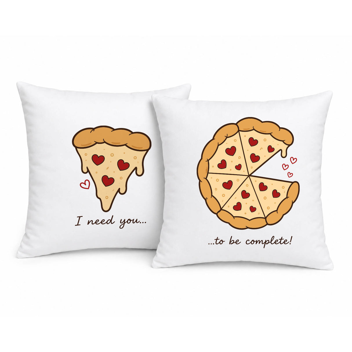 Coppia di cuscini bianchi con stampa pizza e cuori: “I need you…” e “…to be complete!”