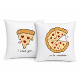 Coppia di cuscini bianchi con stampa pizza e cuori: “I need you…” e “…to be complete!”