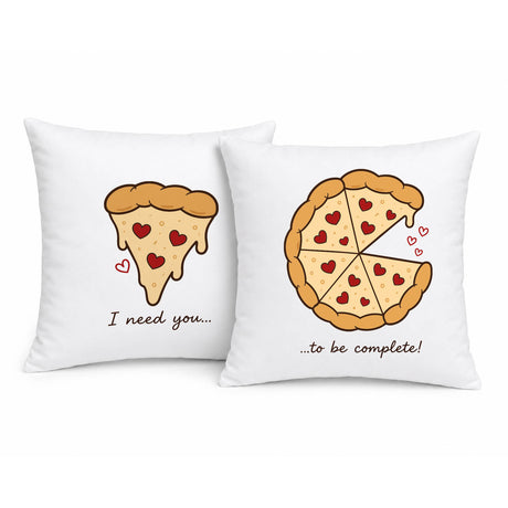Coppia di cuscini bianchi con stampa pizza e cuori: “I need you…” e “…to be complete!”