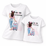 Set di 2 t-shirt bianche con stampa a fumetto e scritta “IO & TE AVVENTURE”
