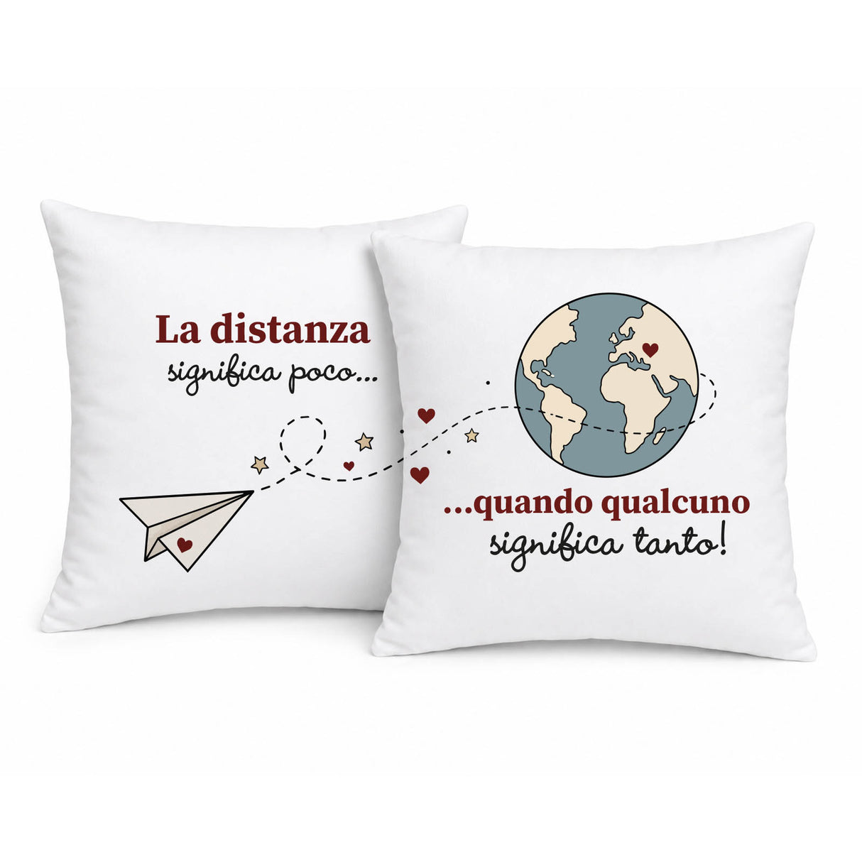Coppia di cuscini bianchi quadrati con stampa distanza, cuori e globo