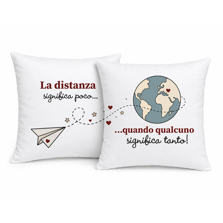 Coppia di cuscini bianchi quadrati con stampa distanza, cuori e globo