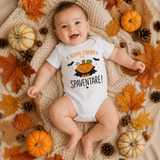 Body neonato bianco con stampa zucca e pipistrelli e scritta “Troppo carina per spaventare!”