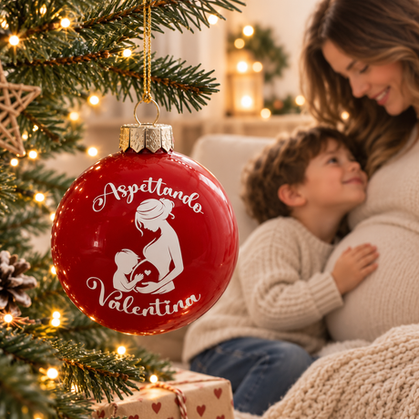 Pallina di vetro natalizia rossa appesa con scritta Aspettando Valentina e figura mamma