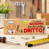 Livella in legno personalizzata con scritta “è Dritto!” e nome Giuseppe, bolla verde