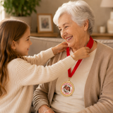 Medaglia rotonda con nastro rosso indossata da nonna, dettaglio con foto