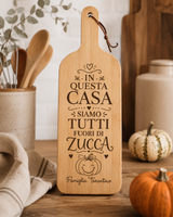 Tagliere di legno a forma di zucca con gancio e scritta “Fuori di Zucca”