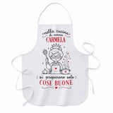Grembiule bianco personalizzato con stampa CARMELA e scritta “Cose Buone”
