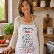Grembiule bianco personalizzato CARMELA con personaggio e cuori, indossato da donna