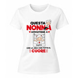 Maglietta bianca a maniche corte con scritta “Questa Nonna” e cuori rossi