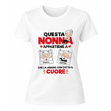 Maglietta bianca a maniche corte con due riquadri bimbi e scritta “Questa Nonna”
