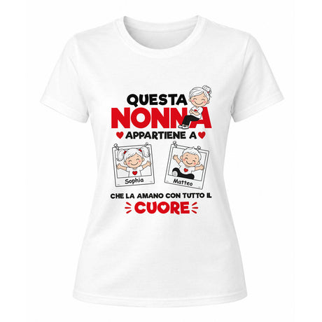 Maglietta bianca a maniche corte con due riquadri bimbi e scritta “Questa Nonna”