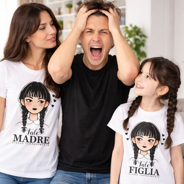 T-shirt bianche con stampa “Tale Madre” (mamma) e “Tale Figlia” (figlia) indossate
