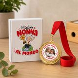 Medaglia rotonda personalizzata con nastro rosso e custodia regalo