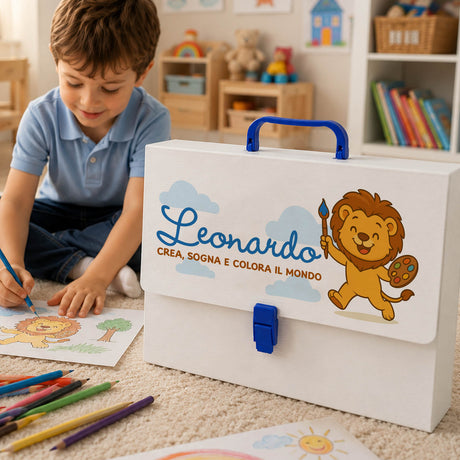 Valigetta porta disegni bianca con maniglia blu e illustrazione del leone Leonardo