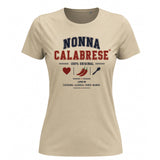T-shirt beige con scritta NONNA CALABRESE e stampa colorata sul davanti