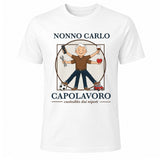 T-shirt bianca con stampa frontale “NONNO CARLO CAPOLAVORO” e nonno con calcio