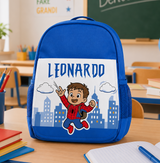 Zainetto blu con nome LEONARDO e bimbo rosso che corre tra i palazzi