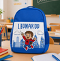 Zainetto blu con nome LEONARDO e bimbo rosso che corre tra i palazzi