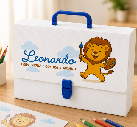 Valigetta porta disegni bianca con maniglia blu e chiusura blu, illustrazione del leone