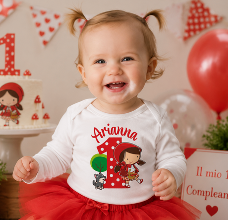 Maglietta bianca a maniche lunghe con stampa Cappuccetto Rosso e nome Arianna, indossata