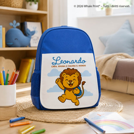 Zainetto blu con pannello bianco frontale e scritta Leonardo, leone cartoon in corsa