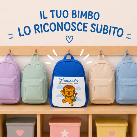 Zainetto blu per asilo con stampa leoncino Leonardo su pannello bianco frontale