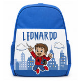 Zainetto blu per bambini con nome LEONARDO e bimbo rosso tra palazzi