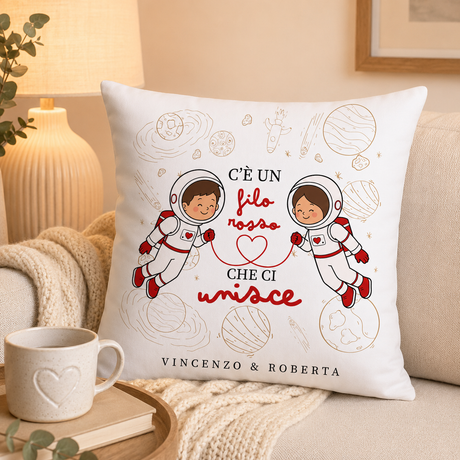 Cuscino bianco con due astronauti, cuore rosso e “Vincenzo & Roberta”