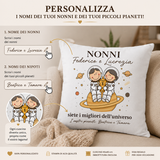 Cuscino bianco con astronauti e testo “NONNI Federico e Lucrezia”, dettagli personalizzazione