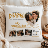 Cuscino bianco con stampa di foto di coppia, cuori e scritta romantica