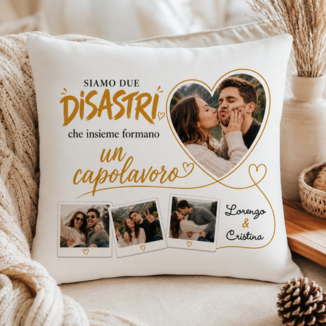 Cuscino bianco con stampa di foto di coppia, cuori e scritta romantica