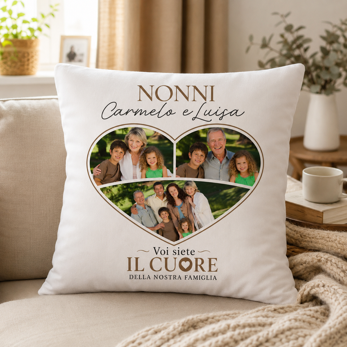 Cuscino bianco con cuore personalizzato, foto dei nonni e scritta Voi siete il cuore