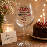Calice da vino in vetro con scritta NATA A MARZO e SEMBRO PAZZO