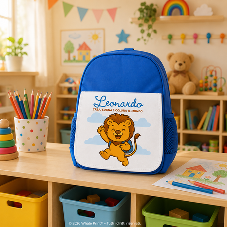Zainetto blu con pannello bianco frontale e leoncino Leonardo, tasca frontale visibile