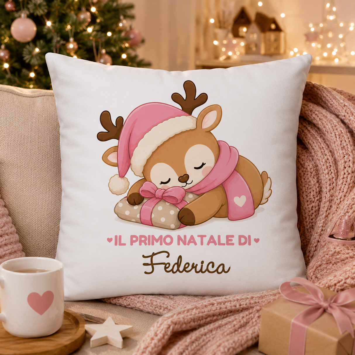 Cuscino bianco con illustrazione renna rosa dormiente e nome Federica