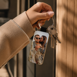 Portachiavi in ecopelle con foto personalizzata, anello metallico tenuto in mano