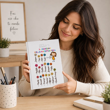 Agenda personalizzata bianca tenuta in mano con copertina “Il giardino della maestra vera”