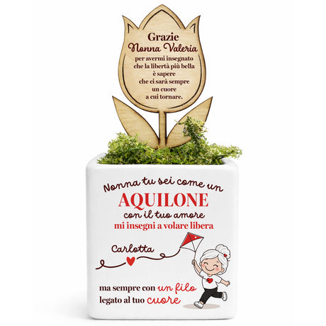 Vaso in ceramica bianca con fiore in legno e scritta Aquilone con nomi nipoti