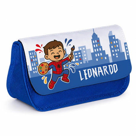 Astuccio blu con patta, grafica bambino e città, nome LEONARDO