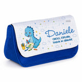 Astuccio porta penne blu con pattina bianca, dinosauro e nome Daniele ricamati