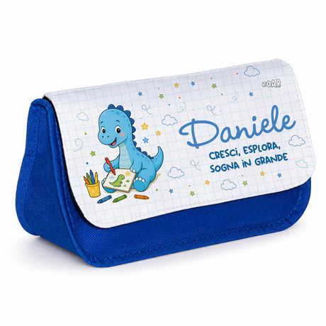 Astuccio porta penne blu con pattina bianca, dinosauro e nome Daniele ricamati